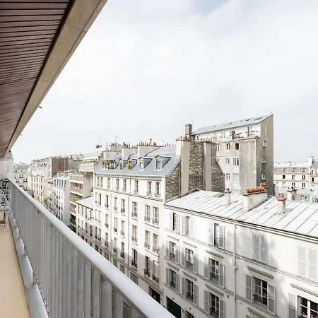 Appartamento Penthouse Chic In The Sophisticated 16th Arrondissement Parigi